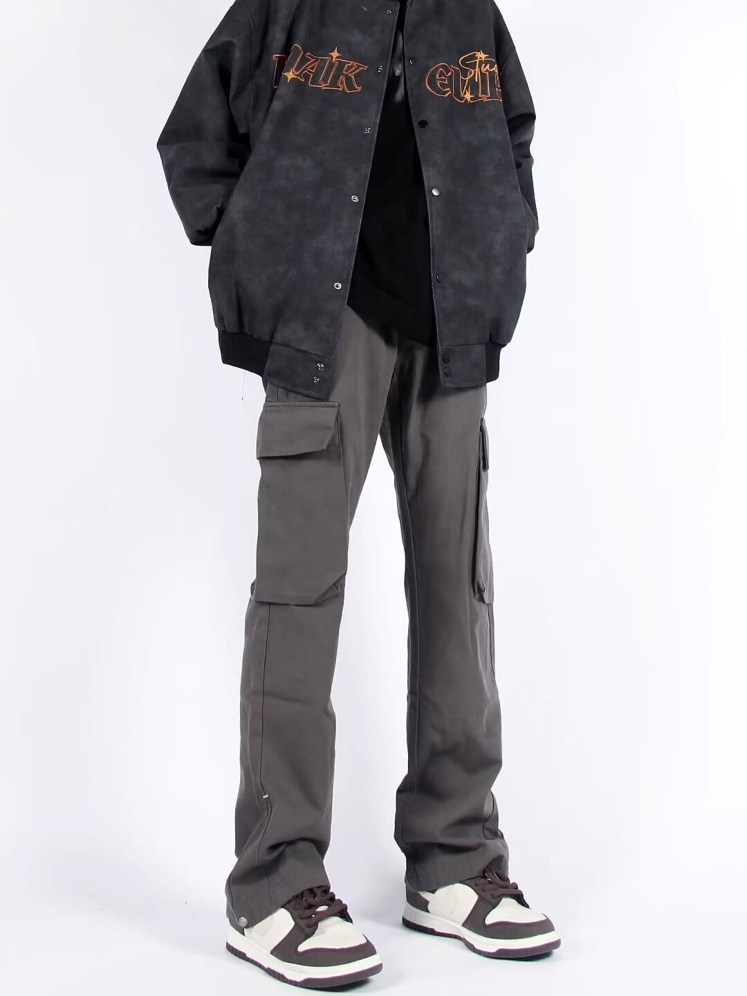 Pantalones cargo grises oscuros de pierna recta con múltiples bolsillos, diseñados para un uso práctico y con durabilidad.