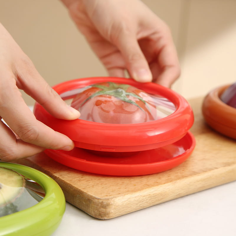 Couvercle pour aliments en plastique rouge en forme de tomate, avec couvercle transparent et détail de tige verte, provenant d’un coffret de conservation fraîche pour rangement alimentaire (4 pièces).