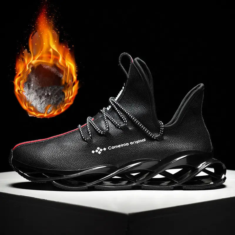 Schwarzer Lederschuh-Sneaker für Wanderungen mit glänzend geformter Zwischensohle und roten Akzentnähten für Mode- und Outdoor-Zwecke.