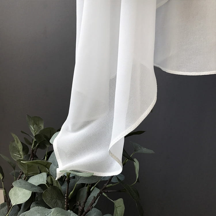 Chiffon-Lagenrock mit asymmetrischer Passform, mit einem zarten weißen transparenten Stoffschal mit weichem, fließendem Drapé und dezentem Texturdetail.