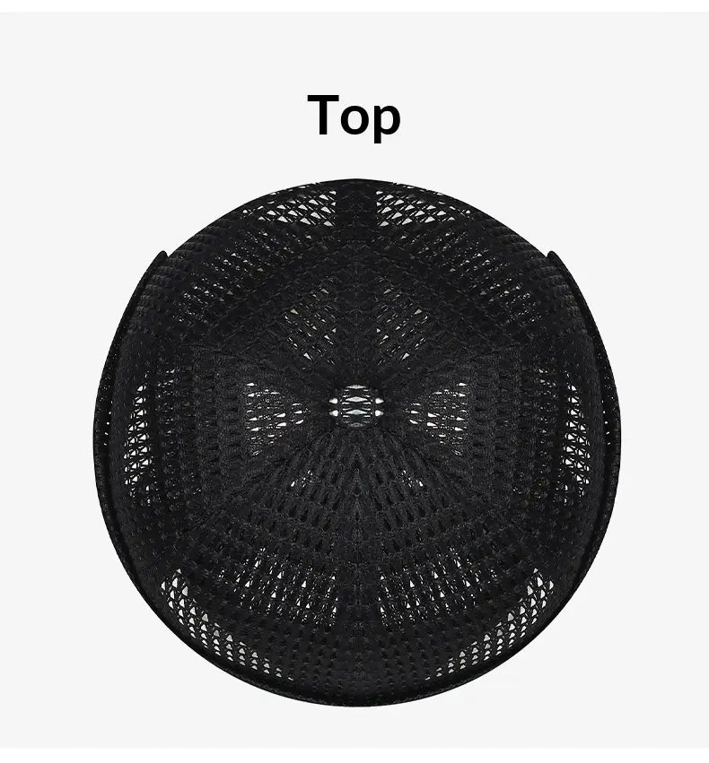 Canastilla de malla tejida negra con diseño circular de calados y bordes reforzados, mostrada con gorra tipo baseball de malla gris claro para mujer, para gorra de verano.