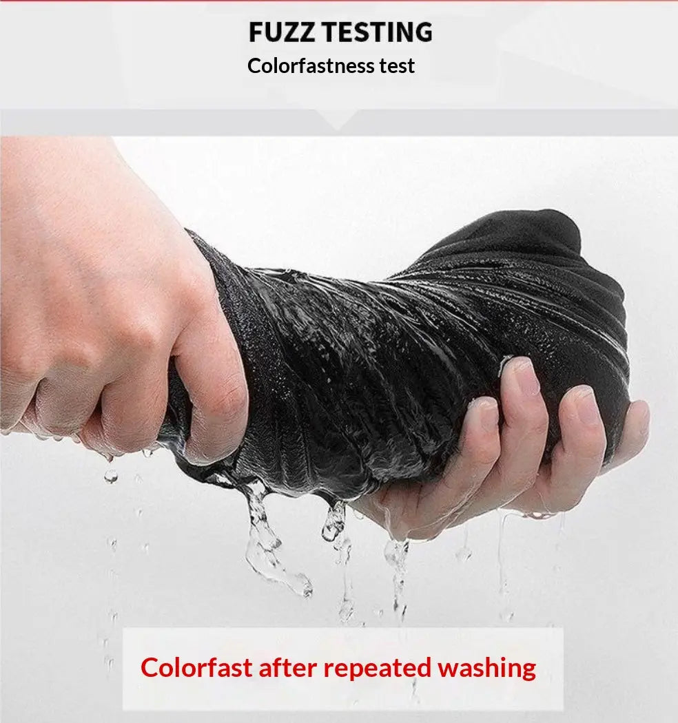 Un tissu de chemise à manches longues en polaire doublée noire, comprimé afin de démontrer sa tenue des couleurs après des lavages répétés