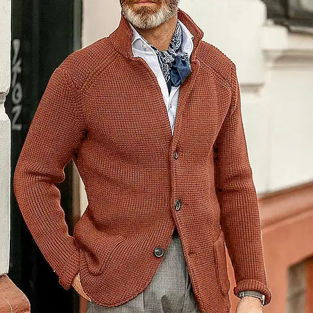 Cardigan en maille texturée de couleur rouille pour homme, avec fermetures à boutons et col montant.