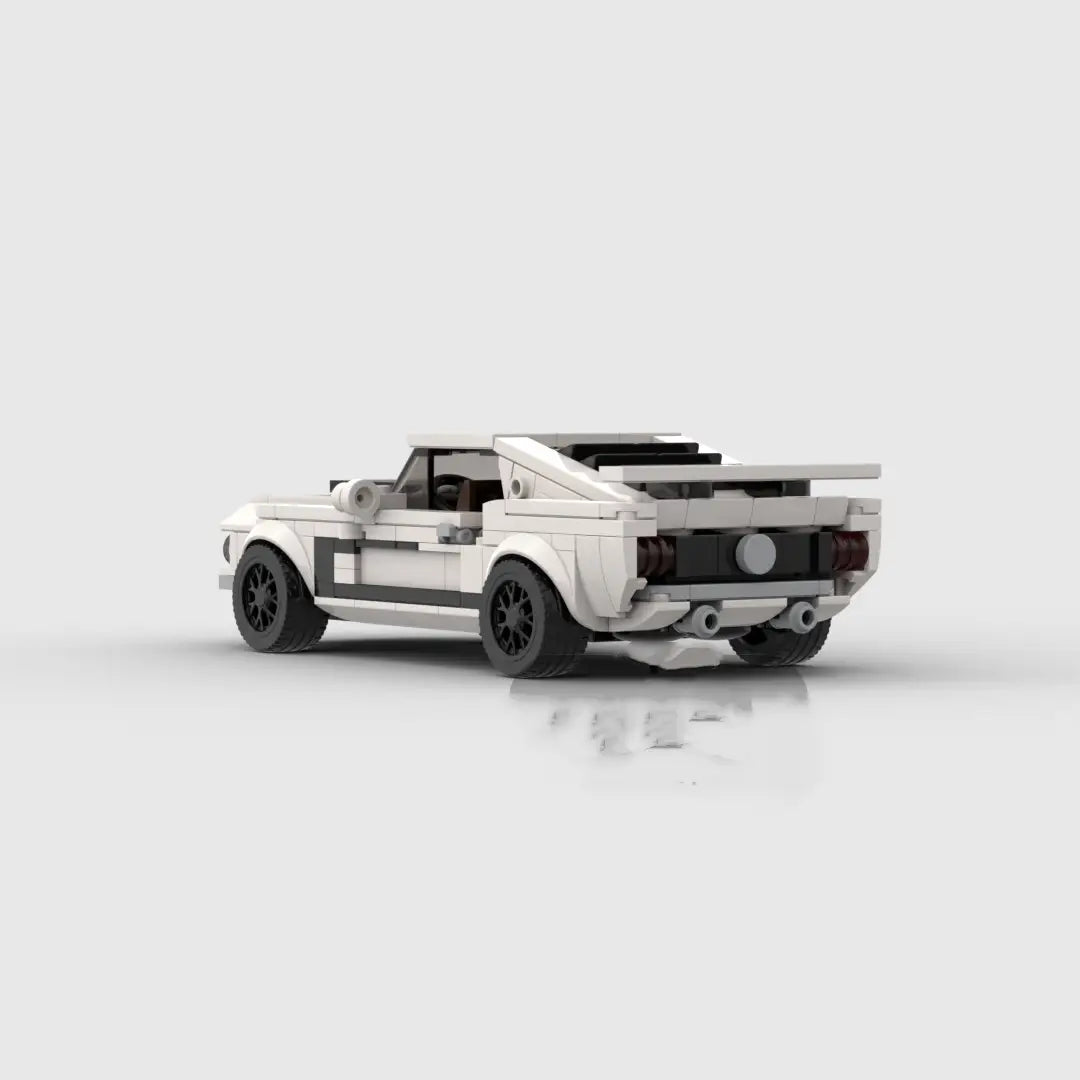 Juguete de automóvil tipo muscle car de Ford Mustang de LEGO en blanco con ruedas negras y franjas de carreras