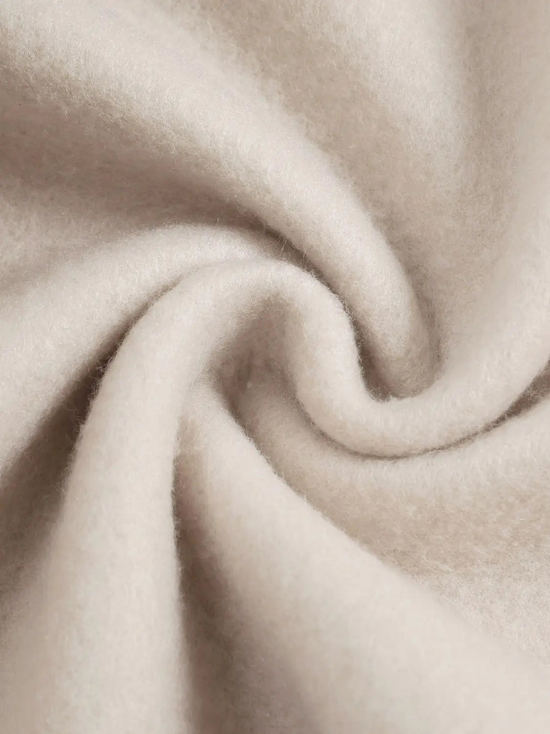 Sudadera extragrande de color crema confeccionada con un tejido suave y esponjoso, con un ligero brillo para una mayor comodidad al usarla.