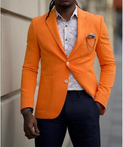 Herren-British-Style-Casual-Blazer-Anzug mit einem leuchtend orangefarbenen, maßgeschneiderten Blazer mit dezentem Strukturmuster, weißen Knöpfen und einem darunter getragenen Hemd mit Muster