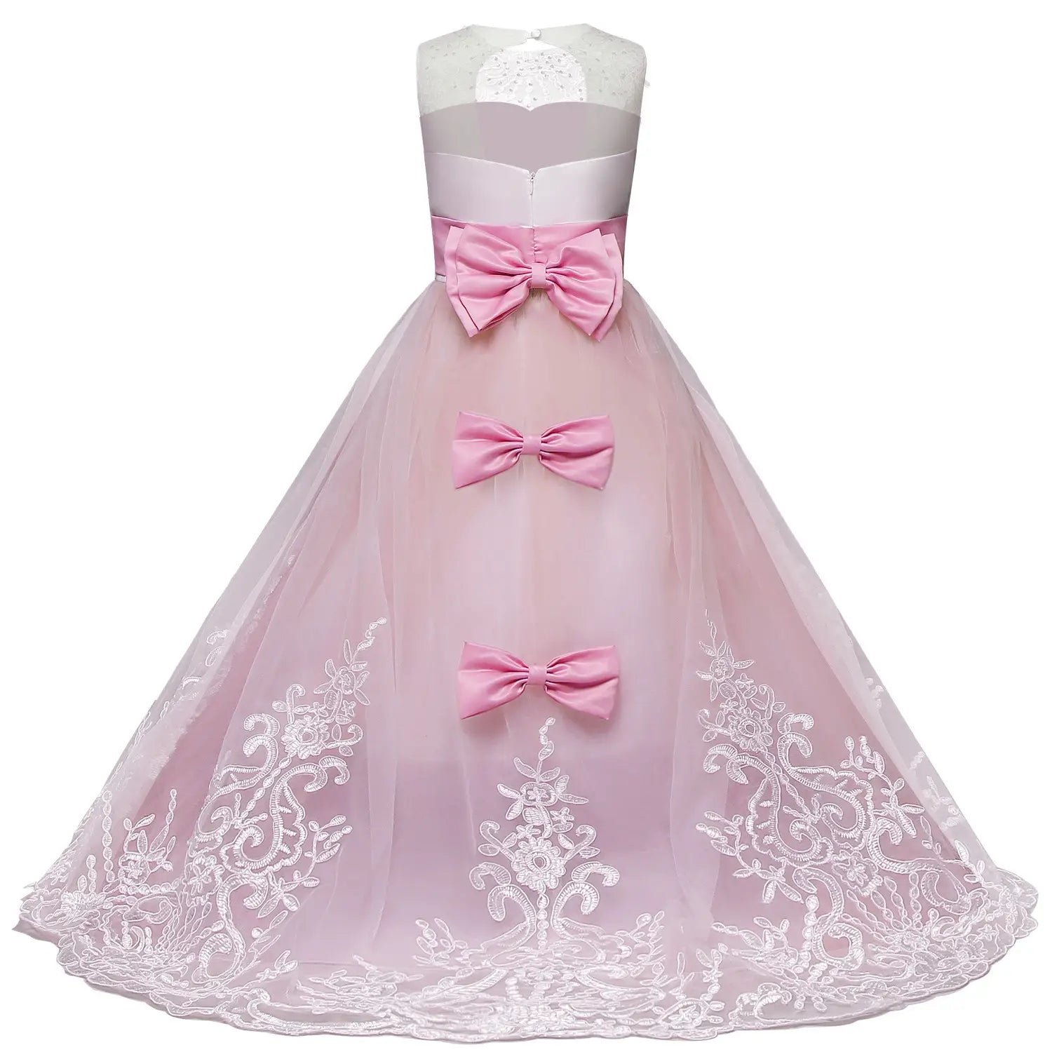Ein zartes rosafarbenes Spitzenkleid mit Mieder aus Satin und drei passenden Satin-Schleifen am Rock, entworfen als mit Stickspitze verziertes Tüllblumenmädchen-Prinzessinnenkleid.