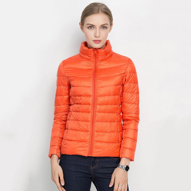 Leuchtend orangefarbene, wattierte Slim-Down-Jacke aus isolierendem Material mit Stehkragen und durchgehendem Reißverschluss.