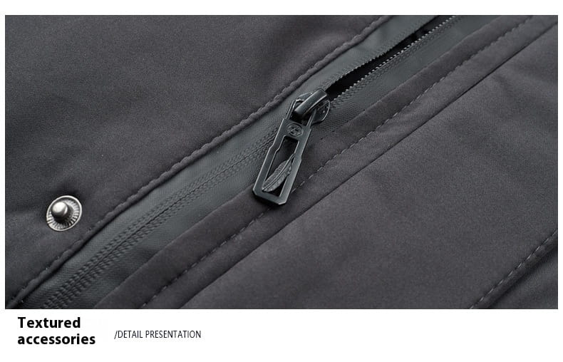 Cremallera negra texturizada con lengüeta a juego y botón metálico en la tela oscura del abrigo de invierno acolchado con capucha para hombre.
