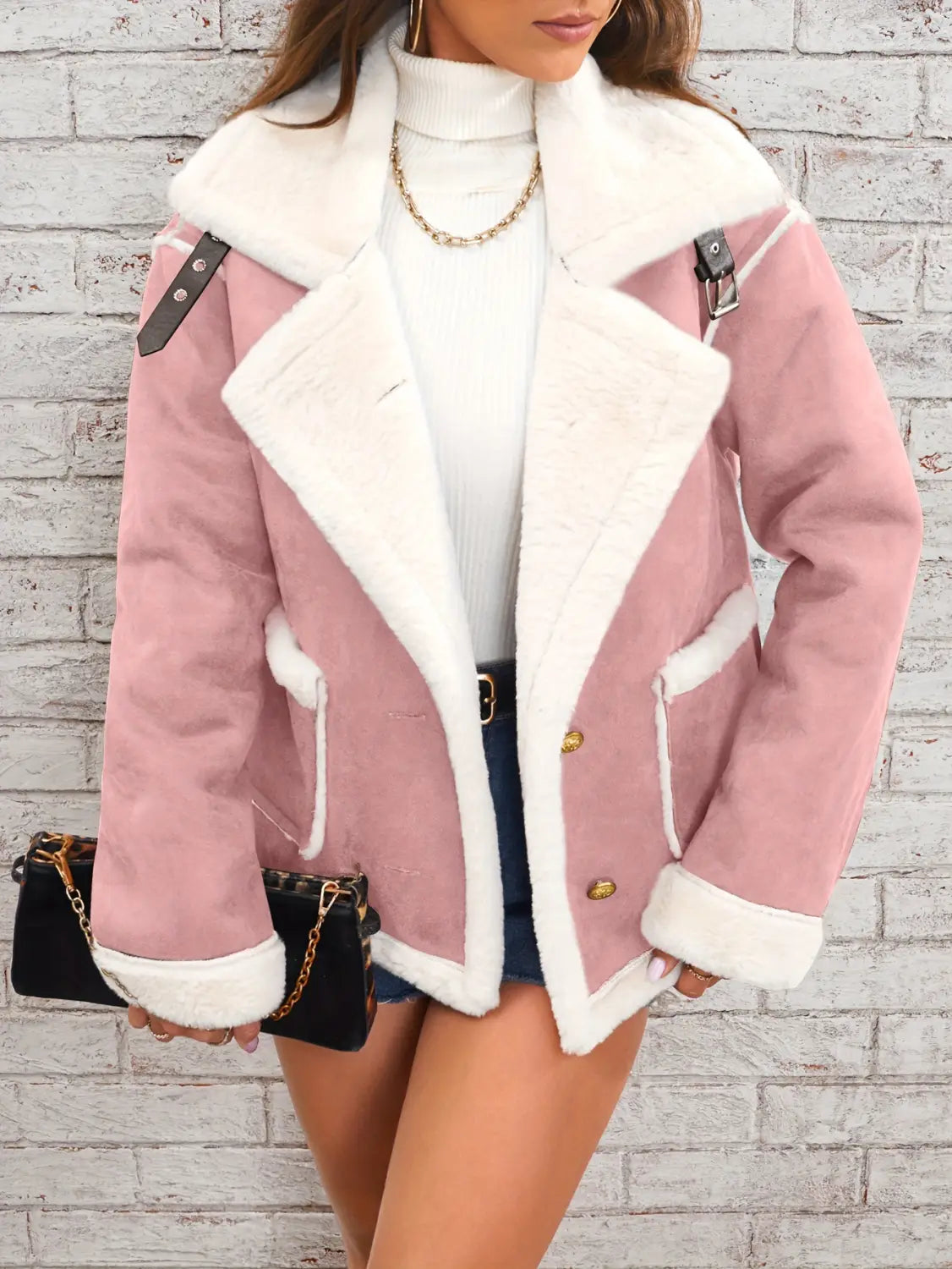 Veste bombardier en peau lainée moelleuse rose, avec bordure en fourrure blanche et boutons ton or, conçue pour un vêtement d'hiver décontracté et chaud.