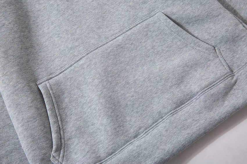 Poche de sweat à capuche en molleton chiné gris, avec des coutures soigneusement réalisées sur un sweat à capuche de type pullover pour homme avec le visuel croisé « Philippiens 4:13 »