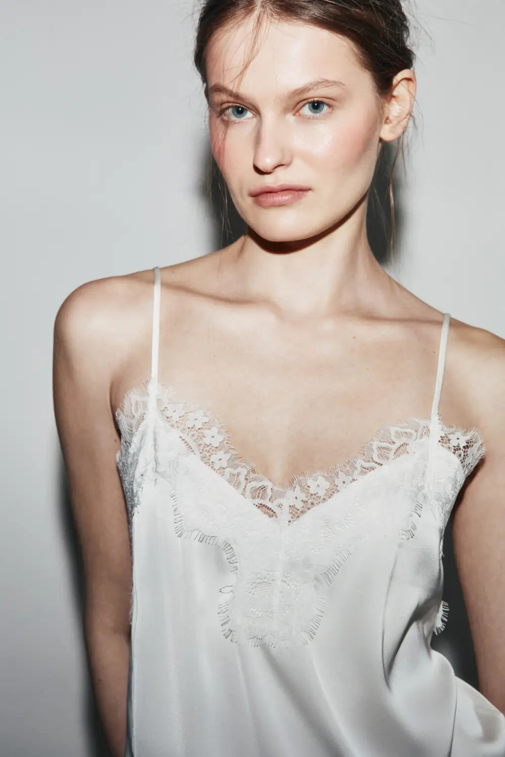 Braunes Satin-Camisole-Top mit Spitzenbesatz und zartem weißem Satin-Stoff sowie dezenter Stickerei.