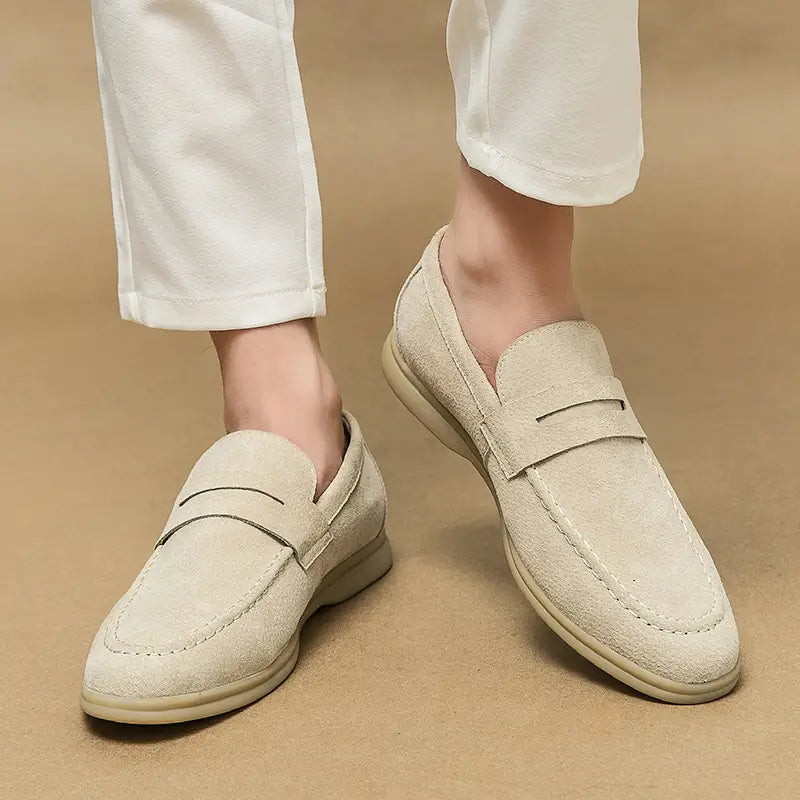 Mocassins en cuir suédé beige pour hommes, à l’enfilage classique et à la couture assortie, idéals pour une tenue décontractée.