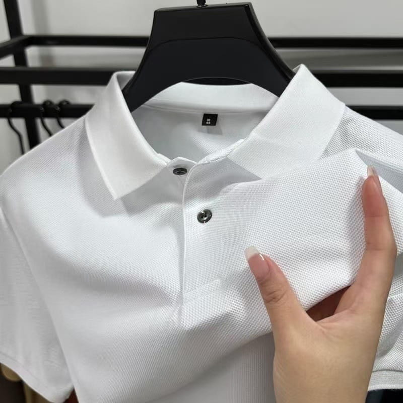 Weißes Herren-Strickpolohemd aus Baumwolle mit Textur, kurze Ärmel und schwarzen Knöpfen für den Freizeitgebrauch.
