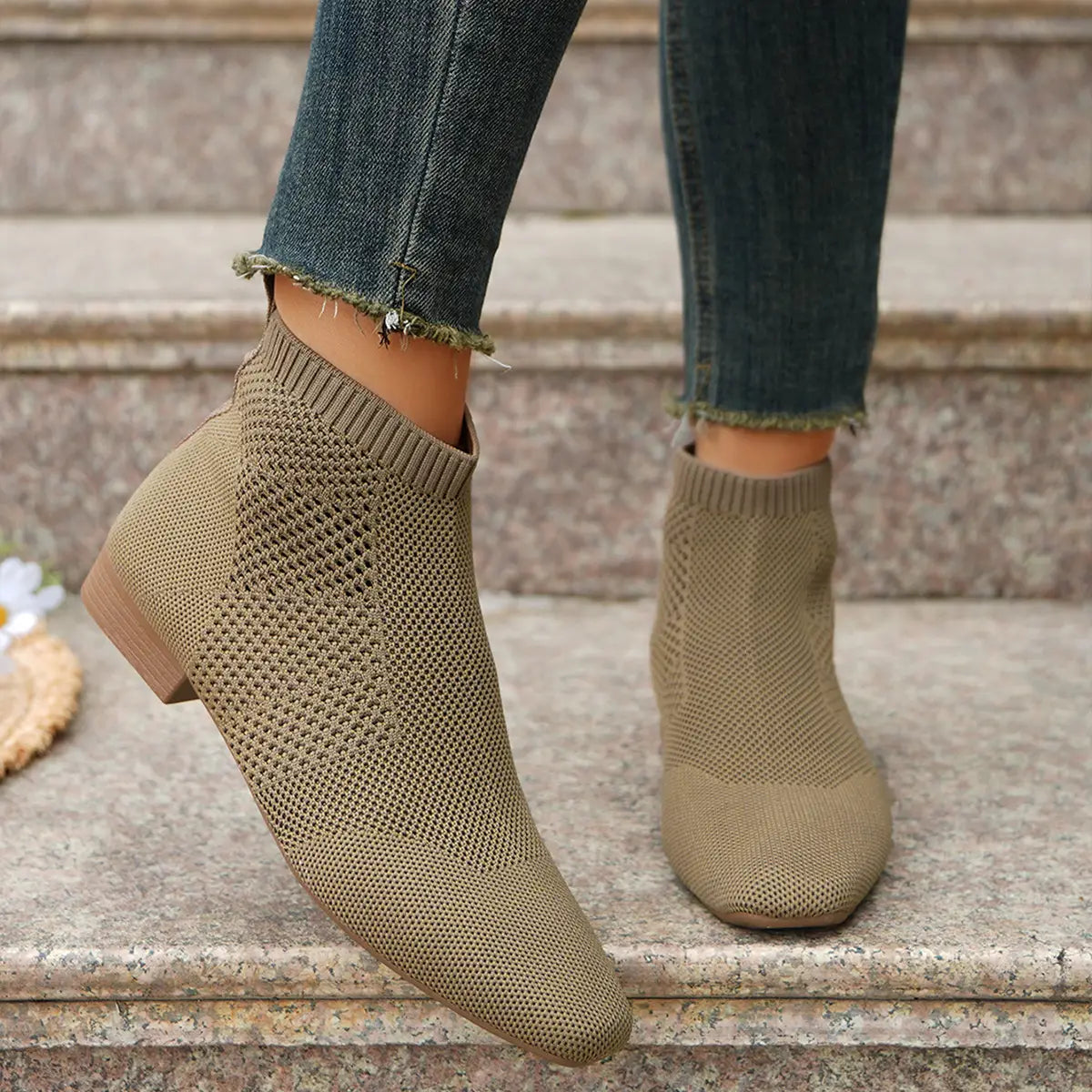 Plus-Size-Spitz zulaufende Strick-Schnürstiefeletten in Olivgrün mit Mesh-Textur und niedrigem Blockabsatz.