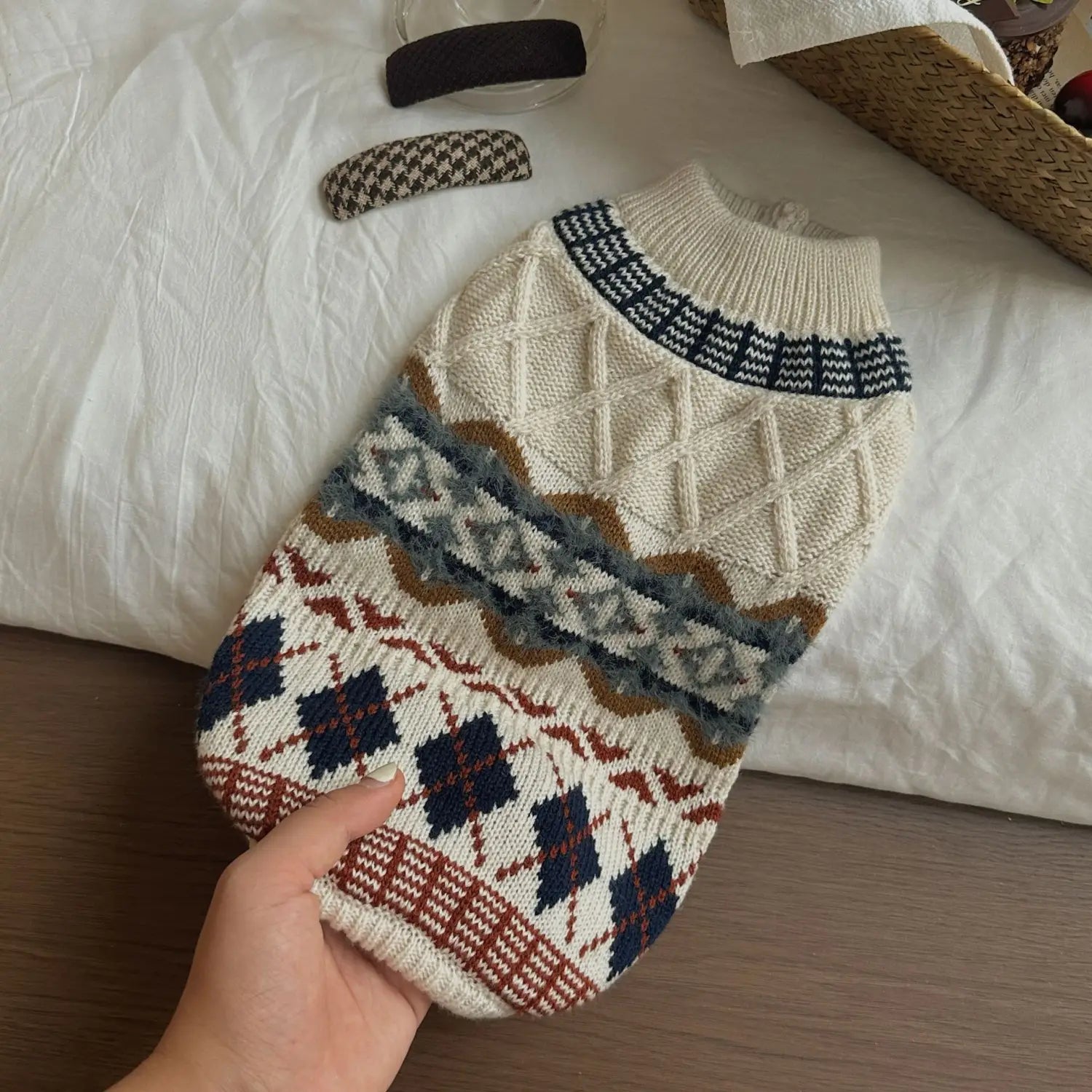 Pull pour chien tricoté couleur crème avec un motif géométrique vintage dans des tons brun marine et gris, pour animal de compagnie.