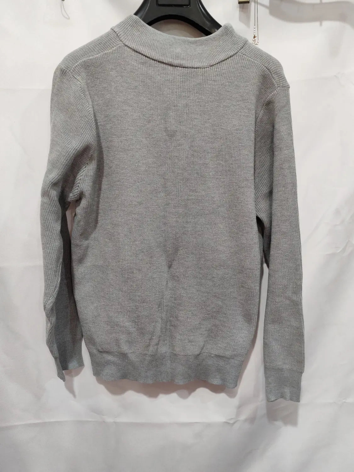 Ein weicher Herren-Slim-Fit-Strickcardigan mit Reißverschluss in meliertem Grau mit geripptem Rundhalsausschnitt und Bündchen.