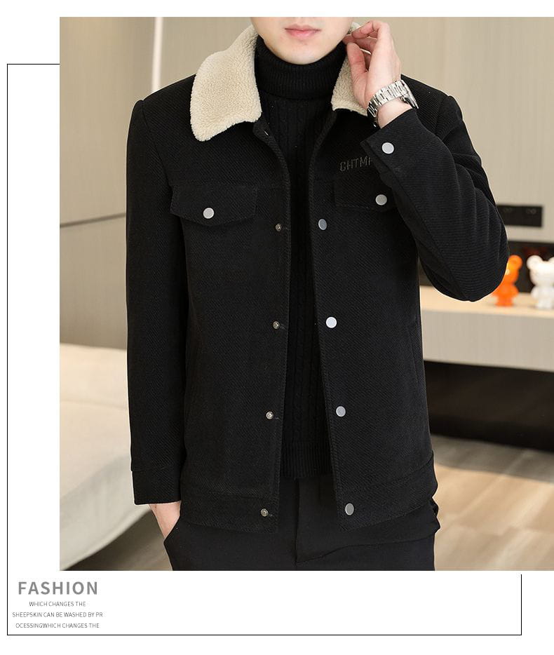 Veste en sergé côtelé doublée de peau retournée pour homme, de couleur noire, avec un col beige duveteux et des boutons argentés.