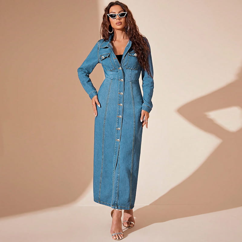 Ein langärmeliges Maxi-Cardigan-Kleid aus Denim mit Knopfleiste vorne aus mittelgewaschenem blauem Denim, mit Kragen und Knopfleisten-Design.