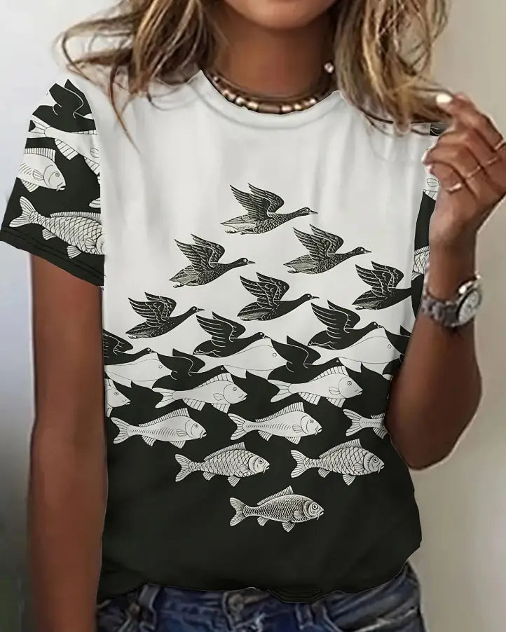 Damen-Grafik-T-Shirt mit kurzem Ärmel im Retro-Casual-Stil in Weiß und Schwarz, mit einem kräftigen, stilisierten Graustufen-Muster aus fliegenden Gänsen und schwimmenden Fischen.