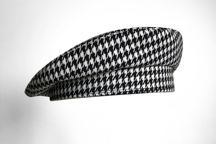 Chapeau en laine béret noir pour peintre, pour femmes, présentant un motif pied-de-poule classique noir et blanc avec une calotte structurée légèrement arrondie.