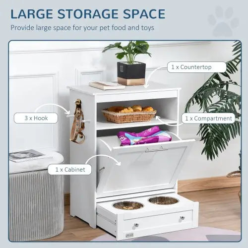 Station d’alimentation pour animaux en bois blanc avec deux gamelles métalliques, un meuble de rangement extractible pour la nourriture pour chien et des étagères ouvertes pour une zone d’alimentation organisée.