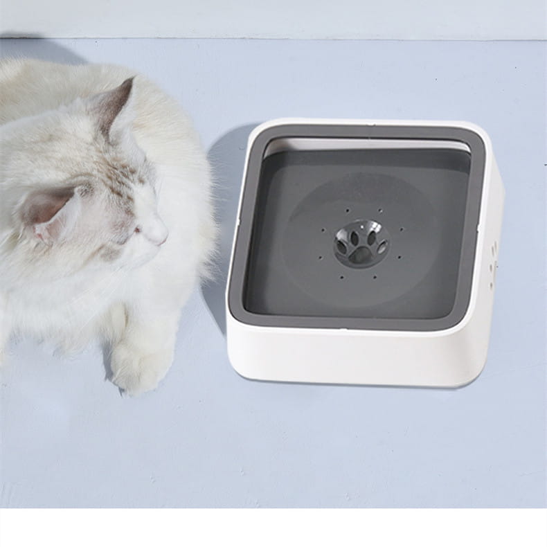 Weiße und graue quadratische Schale für 2 l zur Vermeidung von Überlaufen mit langsamer Trinkzufuhr für Haustiere und Pfotenabdruck-Design in der Mitte, ausgelegt für eine kontrollierte Hydration.