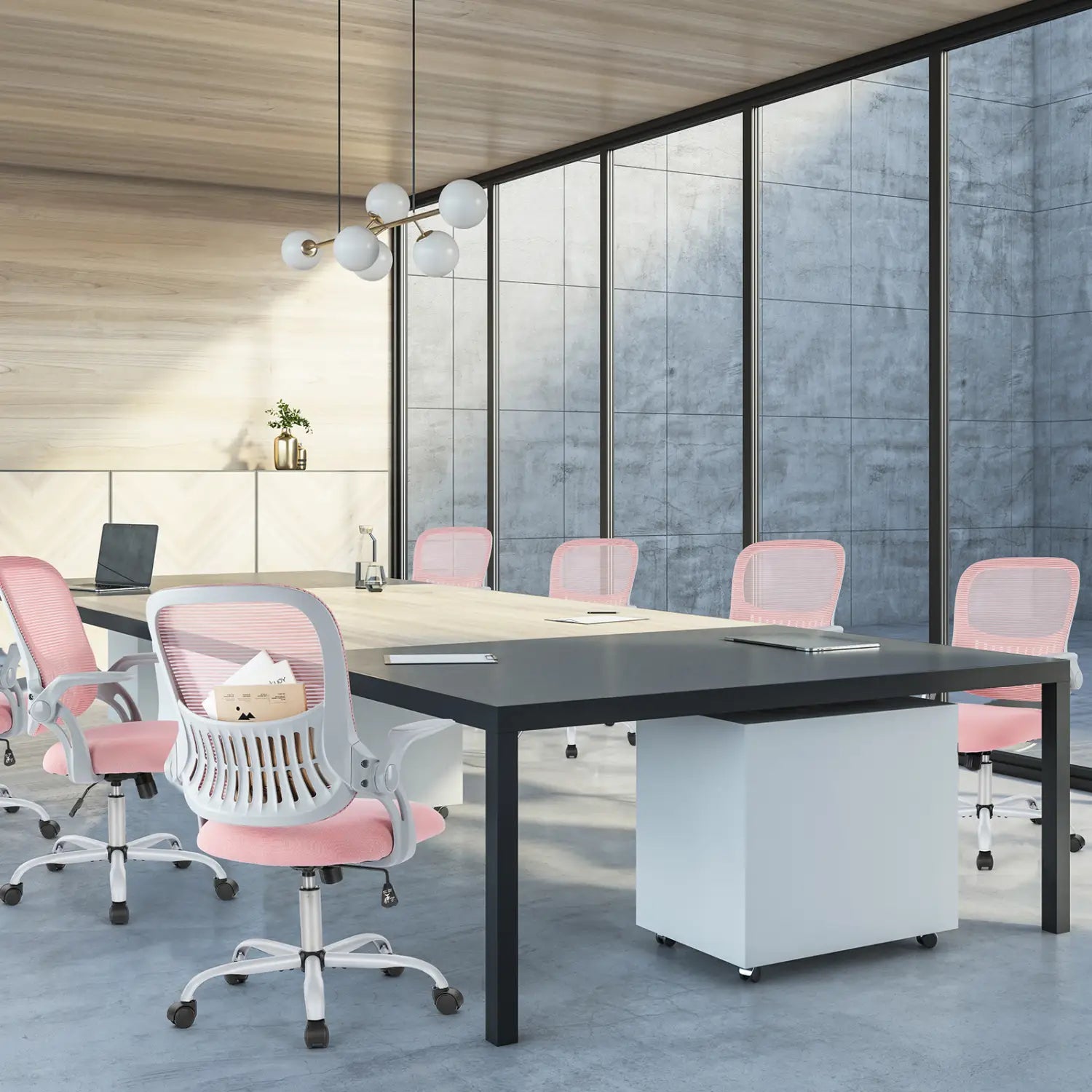 Chaise de bureau à maillage rose pour le dessin avec anneau pour les pieds réglable, présentant un cadre blanc et une base argentée, vue depuis l’arrière.
