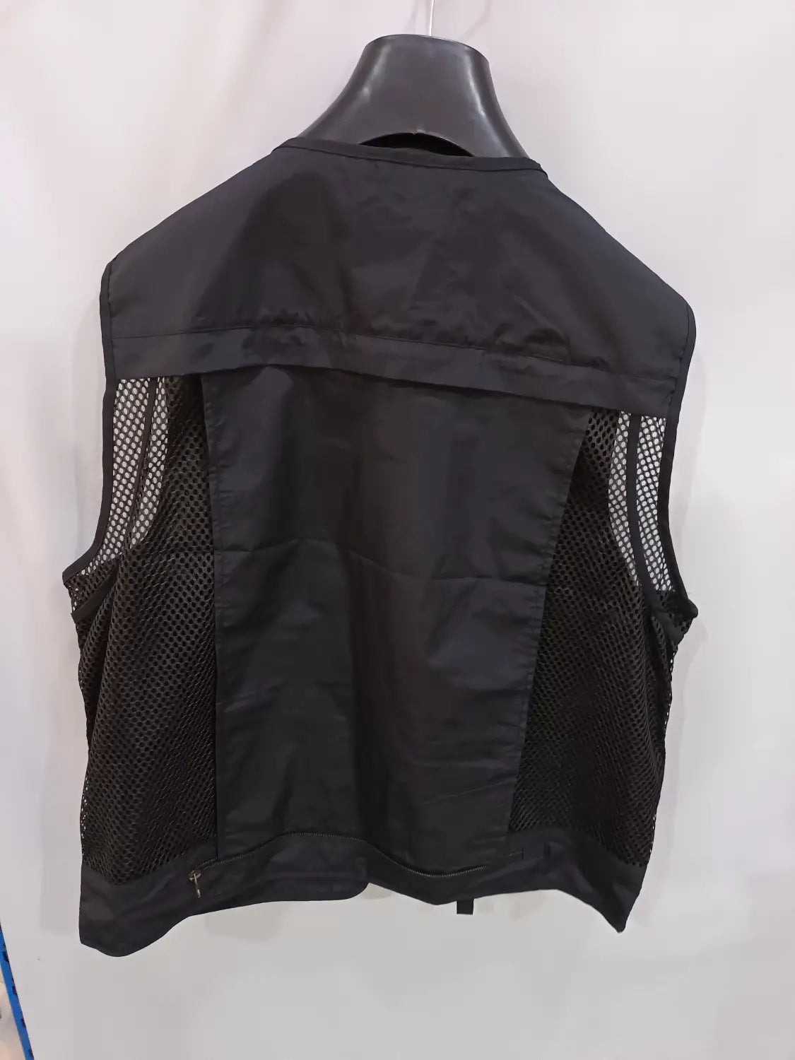 Schwarze Mesh- und Nylon-Taktikwanderweste mit 14 Taschen und Seitentaschen, ausgelegt für den Cargo-Outdoor-Einsatz