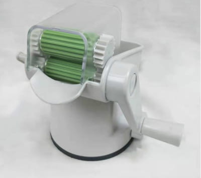 Outil manuel d’épluchage de pois en plastique blanc, à manivelle, pour éplucher les légumes et retirer la coque, avec des lames roulantes vertes pour trancher et éplucher efficacement les légumes.