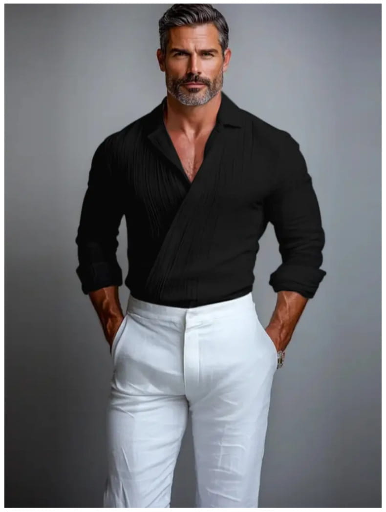 Pull homme à effet portefeuille texturé, manches longues, noir, avec tissu texturé et manches retroussées.