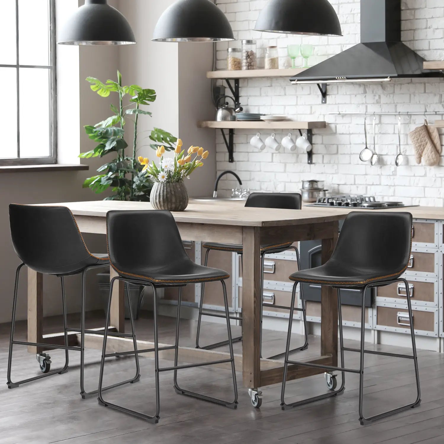 Ensemble de 2 tabourets de bar en cuir noir, chaises de comptoir de style milieu du siècle, avec cadres métalliques et roulettes, présentés depuis le côté arrière