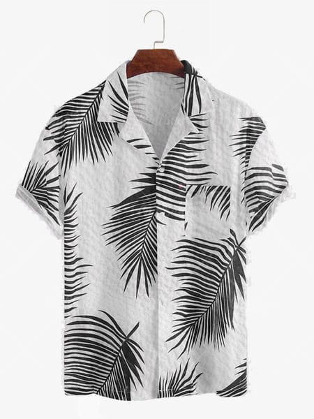 Herren-Hemd mit weißem Kurzarm und Knopfverschluss mit schwarzem Palmenblattmuster und ausgefranstem Saum, ausgelegt für Hawaiian-Sommerurlaube.