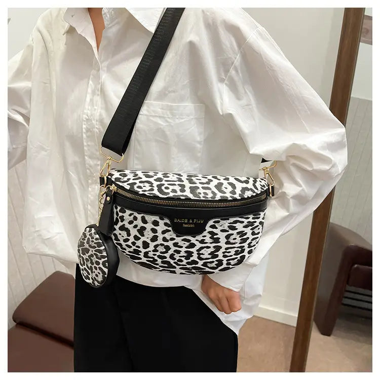 Sac banane à imprimé léopard noir et blanc avec bordure en cuir et pochette à monnaie circulaire assortie.