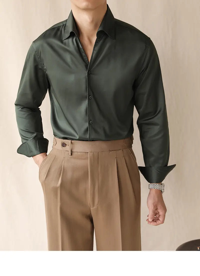 Herren-Oberteil mit Ein-Kragen aus Satin, langarm im Business-Stil, in Dunkelgrün, mit umgeschlagenen Manschetten und klassischem Kragen.