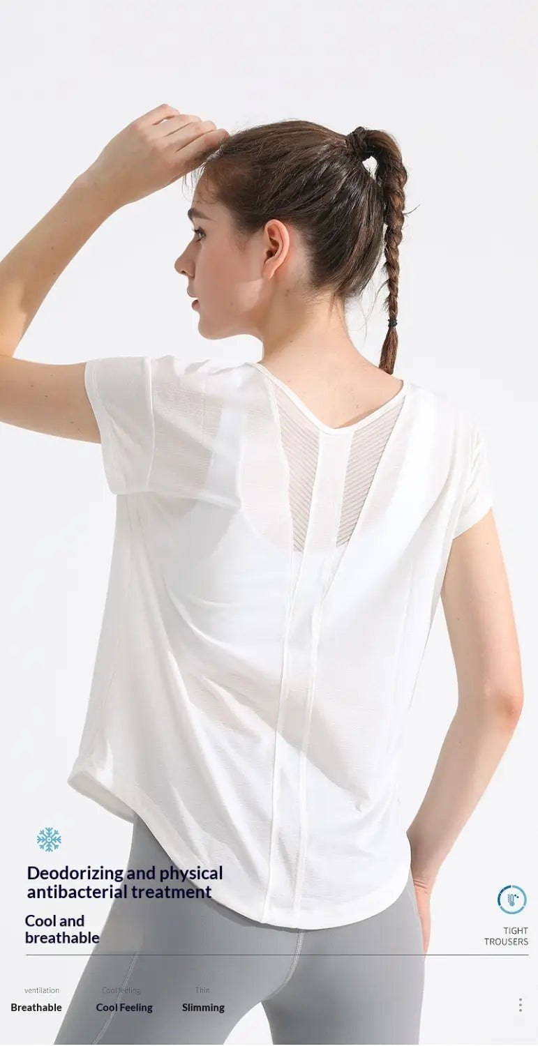 Weißes Damen-T-Shirt mit kurzen Ärmeln, schnell trocknend, aus Mesh-Gewebe, mit V-Ausschnitt und Mesh-Rückenpaneel für Yoga und den sportlichen Einsatz.