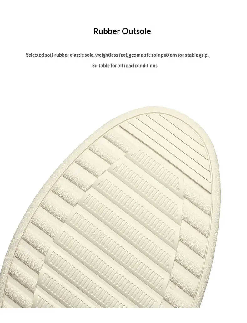 Cremefarbene Gummilaufsohle mit geometrischem Profilmuster für sicheren Halt bei handgenähten Lederschlupf-Loafern für legere Bean-Shoes.