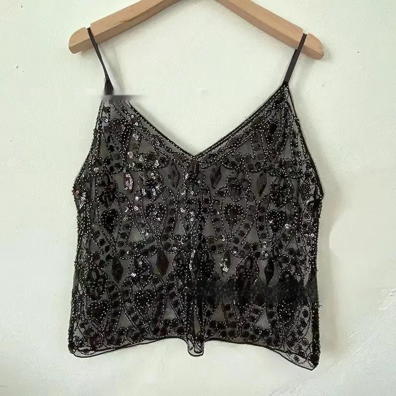 Schwarze beadete Spitzen-Camisole mit paillettenbesetzten floralen Mustern und dünnen Trägern aus gesticktem Mesh-Gewebe für elegante Abendgarderobe.
