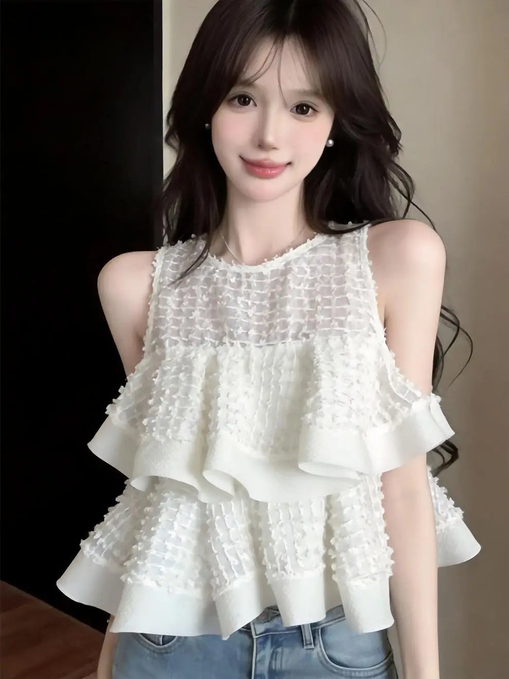 Top blanco sin mangas con volante fruncido y tejido con textura, volantes en capas diseñado como top de blusa negra sin mangas con volante fruncido en capas.