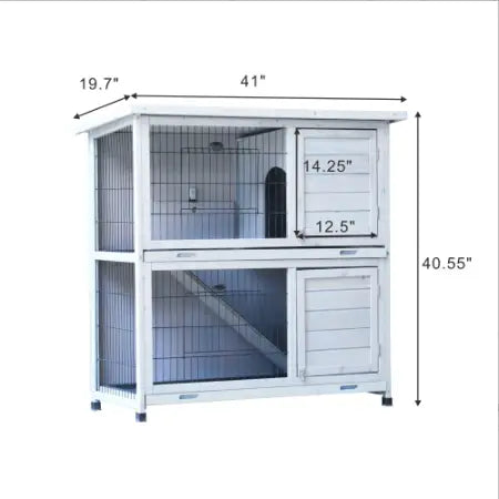 Cage en bois pour lapins à deux niveaux, blanche, avec côtés en treillis métallique et portes en panneaux en bois, pour une utilisation en intérieur et en extérieur.