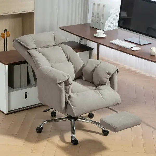 Beiger Plüsch-Massagesessel für das Büro mit verstellbarer Kopfstütze und Fußstütze, mit gepolstertem Sitz und Rückenlehne für optimalen Komfort.