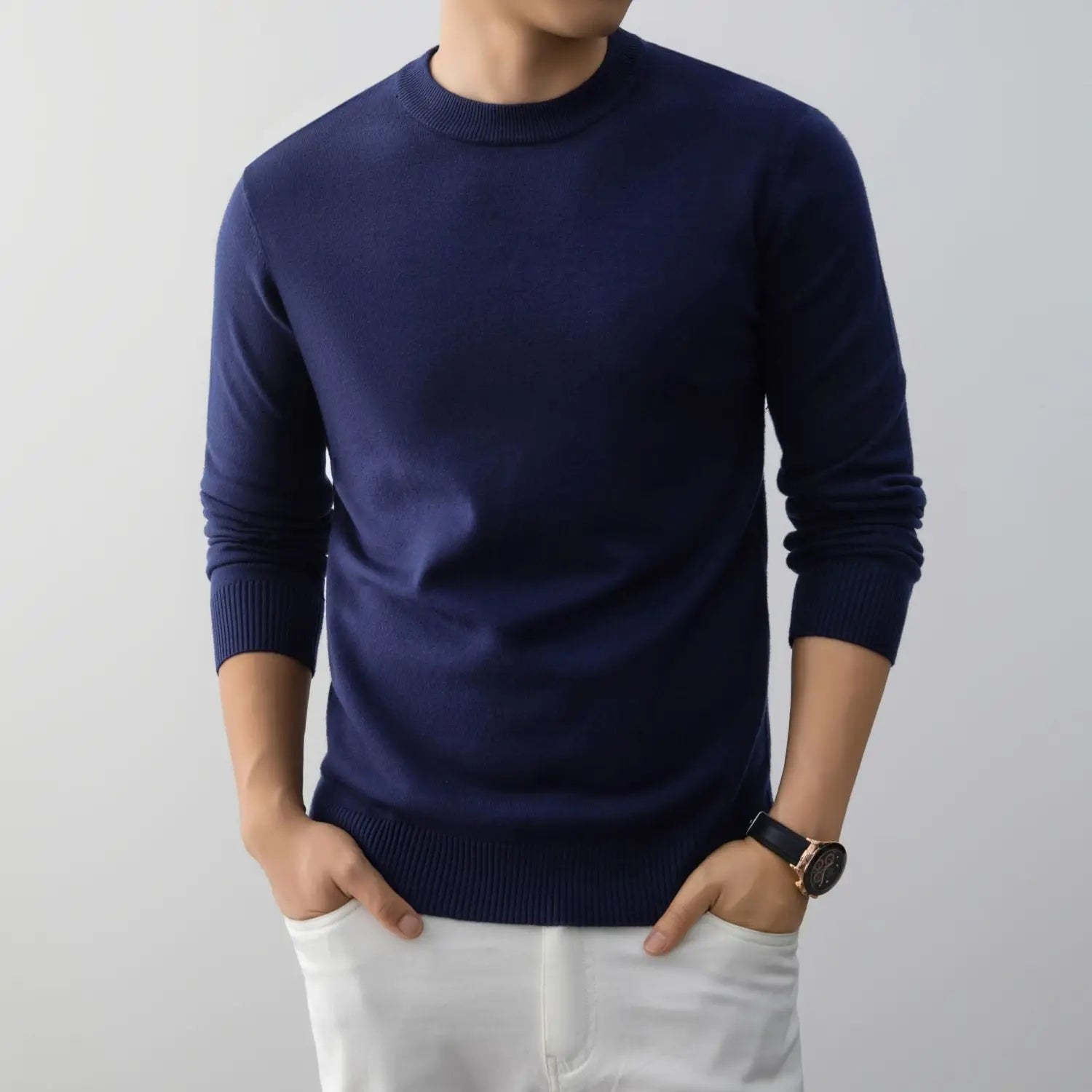 Dunkelblauer Herren-Minimalist-Pullover mit Rundhalsausschnitt aus Strick mit gerippten Bündchen und Saum aus weichem Material für den täglichen Gebrauch.