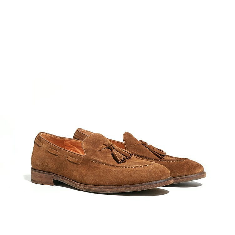 Mocassins à pampilles en daim beige au style classique sans fermeture, avec une semelle en caoutchouc cousue en daim marron.