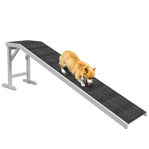 Rampa para cama de perro con marco de color plateado y superficie de alfombra negra antideslizante con textura, diseñada para un acceso seguro de las mascotas.
