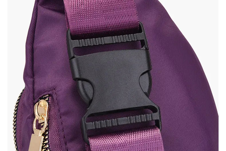 Lila gesteppte Nylon-Crossbody-Gürteltasche für Damen und Sport mit schwarzer Kunststoffschnalle und goldfarbenem Reißverschluss-Zipper.