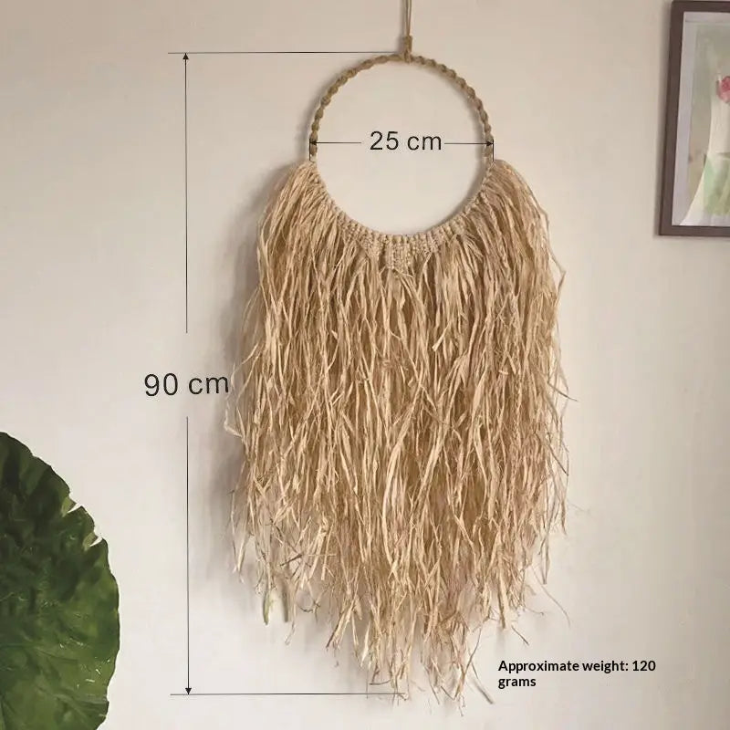Un adorno de pared de rafia color beige estilo boho, tapiz colgante de macramé, con lazo superior circular trenzado y largas borlas con caída fluida.