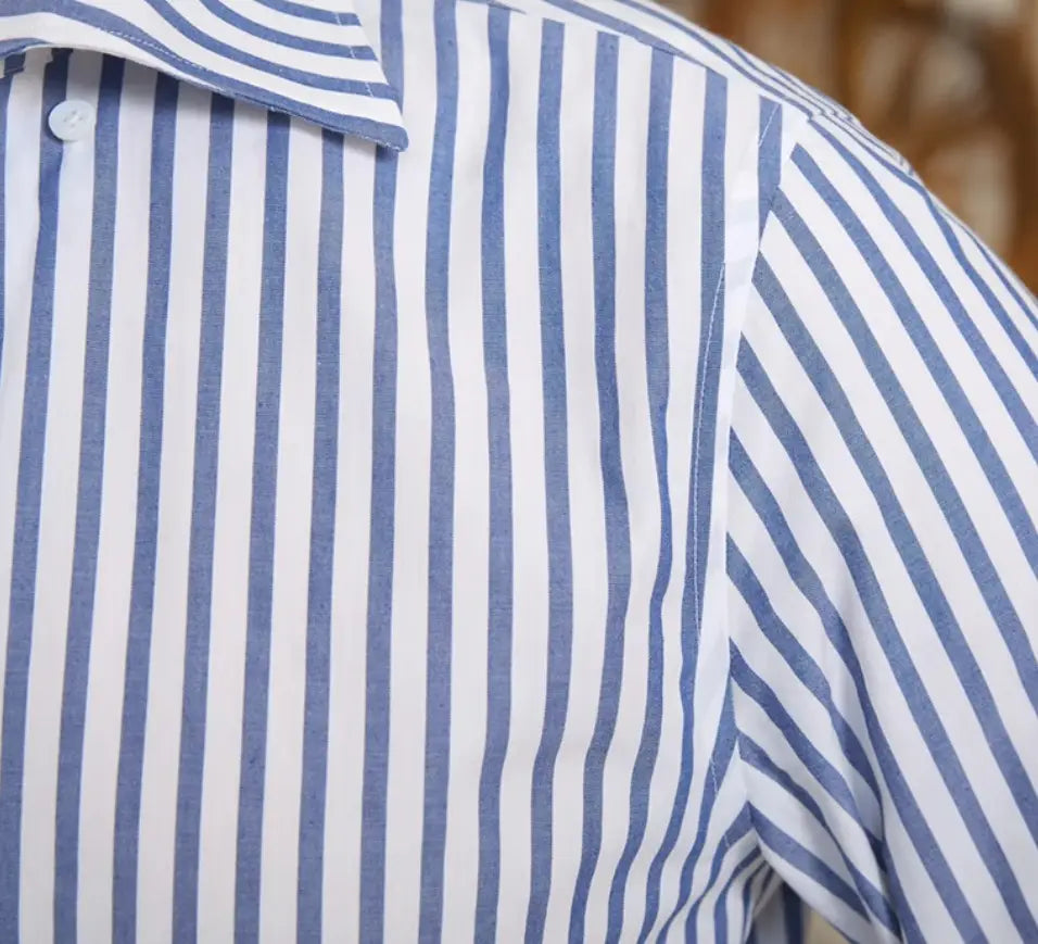 Ein Slim-Fit gestreiftes Baumwoll-Hemd langarm für den Pendlerbereich in kräftigem Blau und Weiß mit klassischem Kragen.