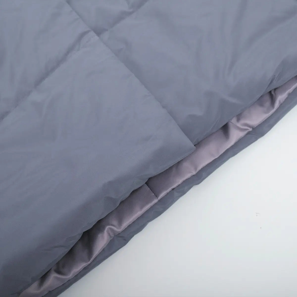 Grauer, gegürteter, wattierter Steppmantel mit Kapuze mit wattiertem Daunendecken-Design und glattem Innenfutter aus Satin.