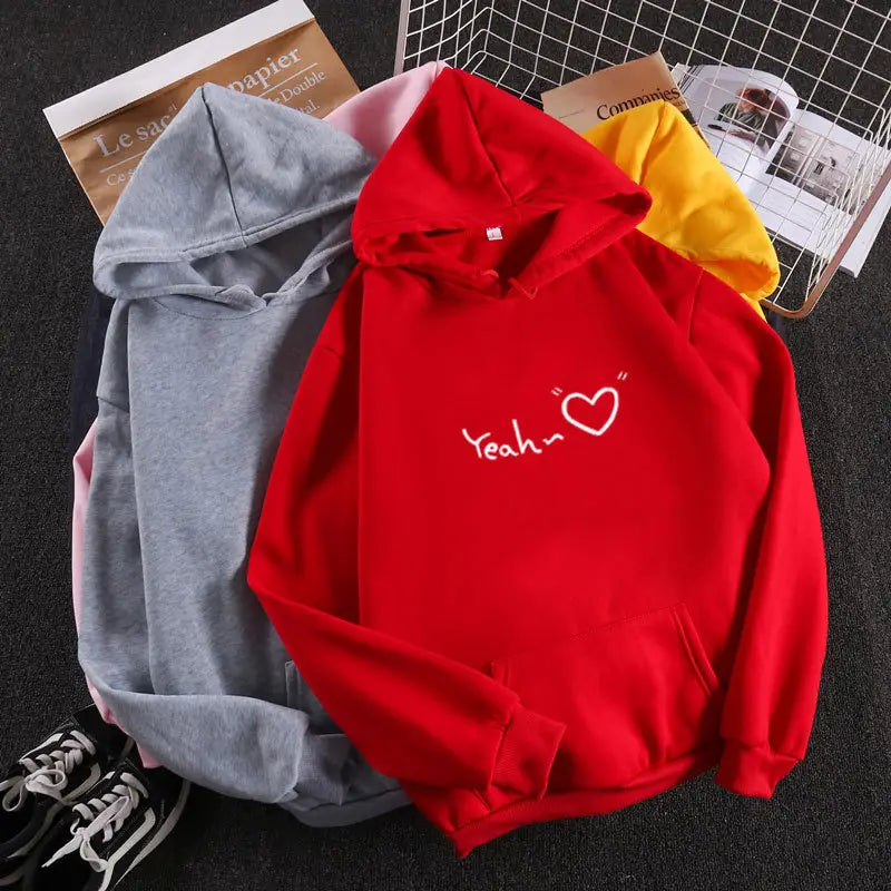 Sudadera con capucha aislada y forro polar roja, en rojo, con texto 'yeah' blanco y diseño de corazón en la parte posterior.