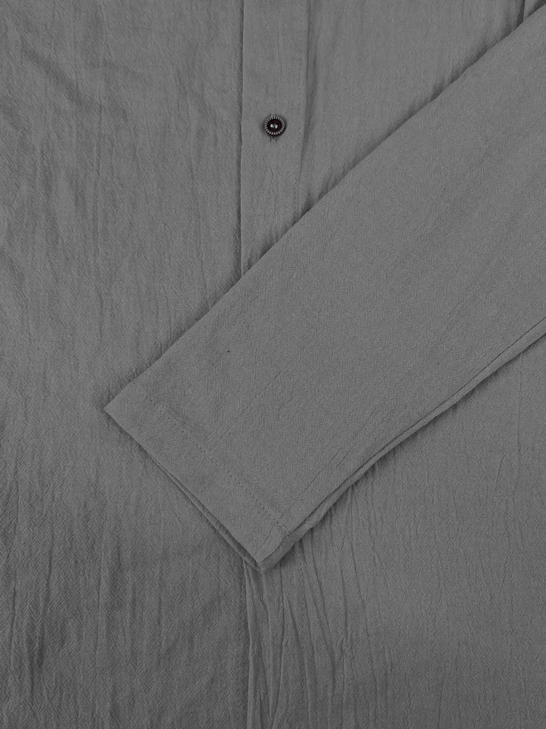 Camisa de cárdigan con capucha ligera para hombre en lino gris, con tejido ligeramente texturizado y un solo botón decorativo en el cuello.